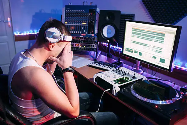 Illustration of common studio monitor problems like buzzing, uneven levels, and poor placement.